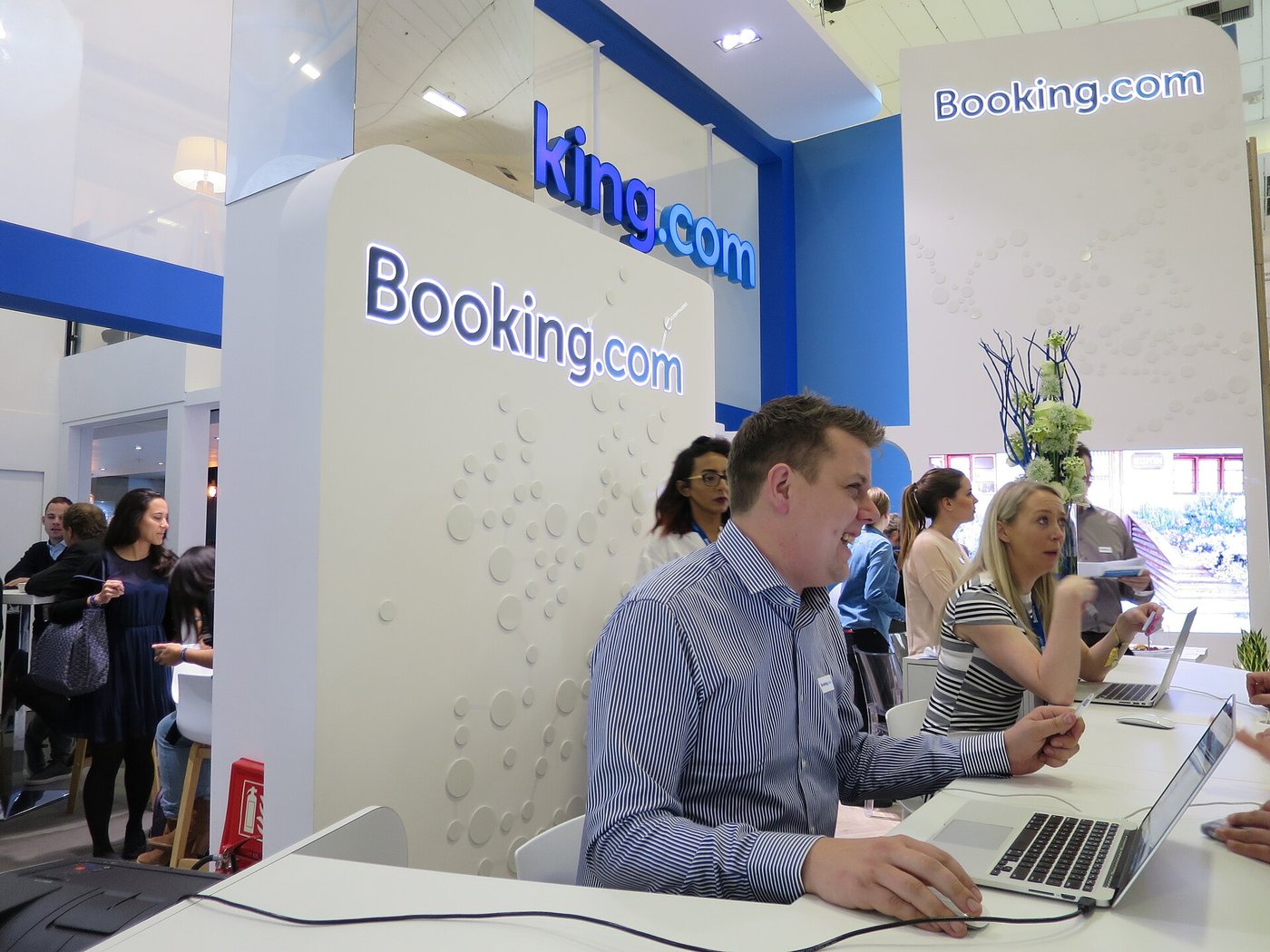 Estande da Booking.com em feira de turismo, representando o mercado de OTAs