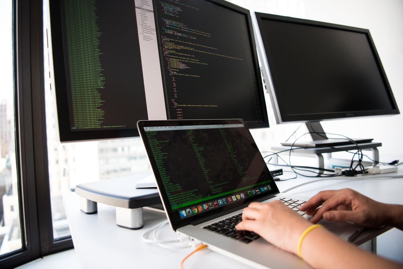 Tela de computador com gráficos e painéis de gestão