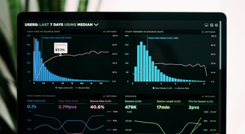Dashboard de analytics com métricas de usuários e desempenho em um notebook