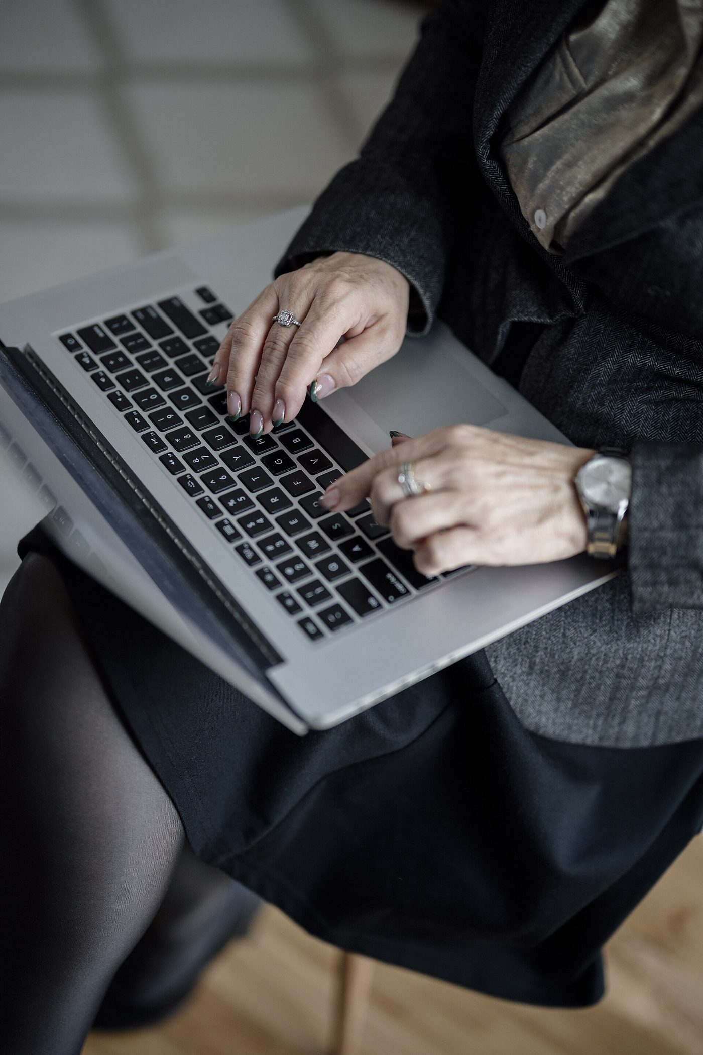Mãos digitando em notebook em ambiente de escritório moderno