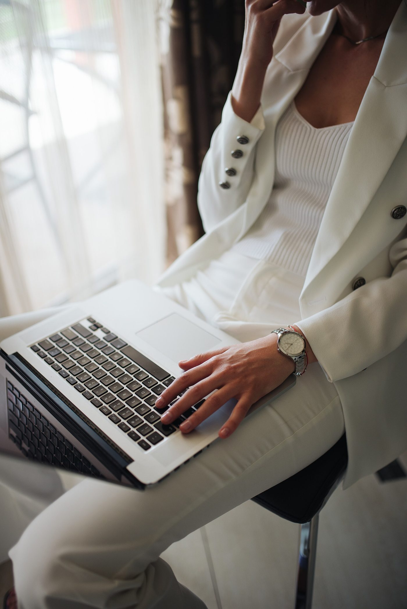 Profissional usando notebook para pesquisar e reservar hospedagem
